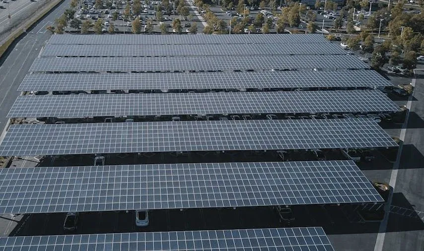 serie di pannellifotovoltaici posta all'interno di un parcheggio